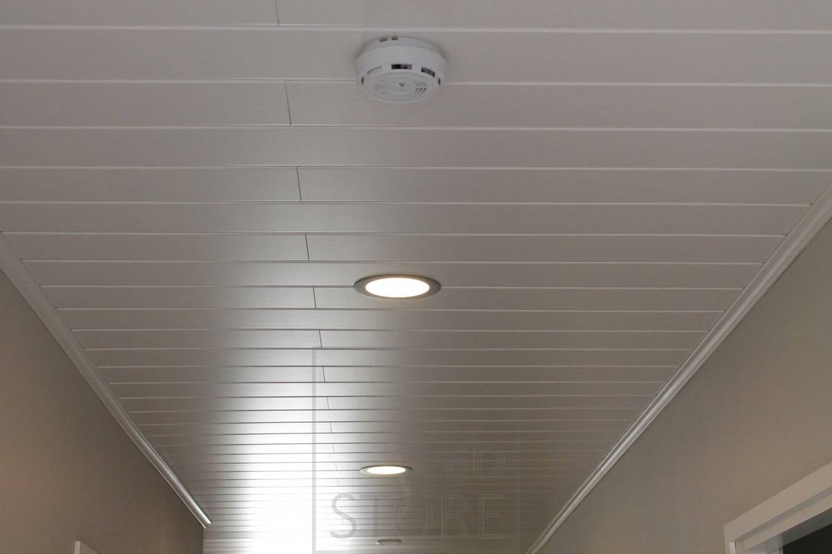 Stropní svítidla LED jako rovnoměrné osvětlení chodby. Led panel poskytuje dobré osvětlení například pro místnosti s omezeným přirozeným světlem. Ledstore.fi